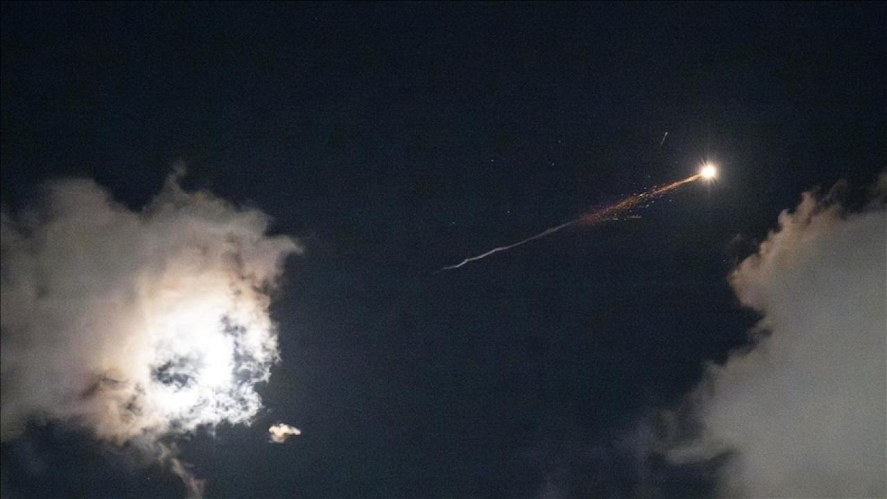 Husiler, Yemen'den İsrail'e füze fırlatarak savaşın seyrini değiştirdi