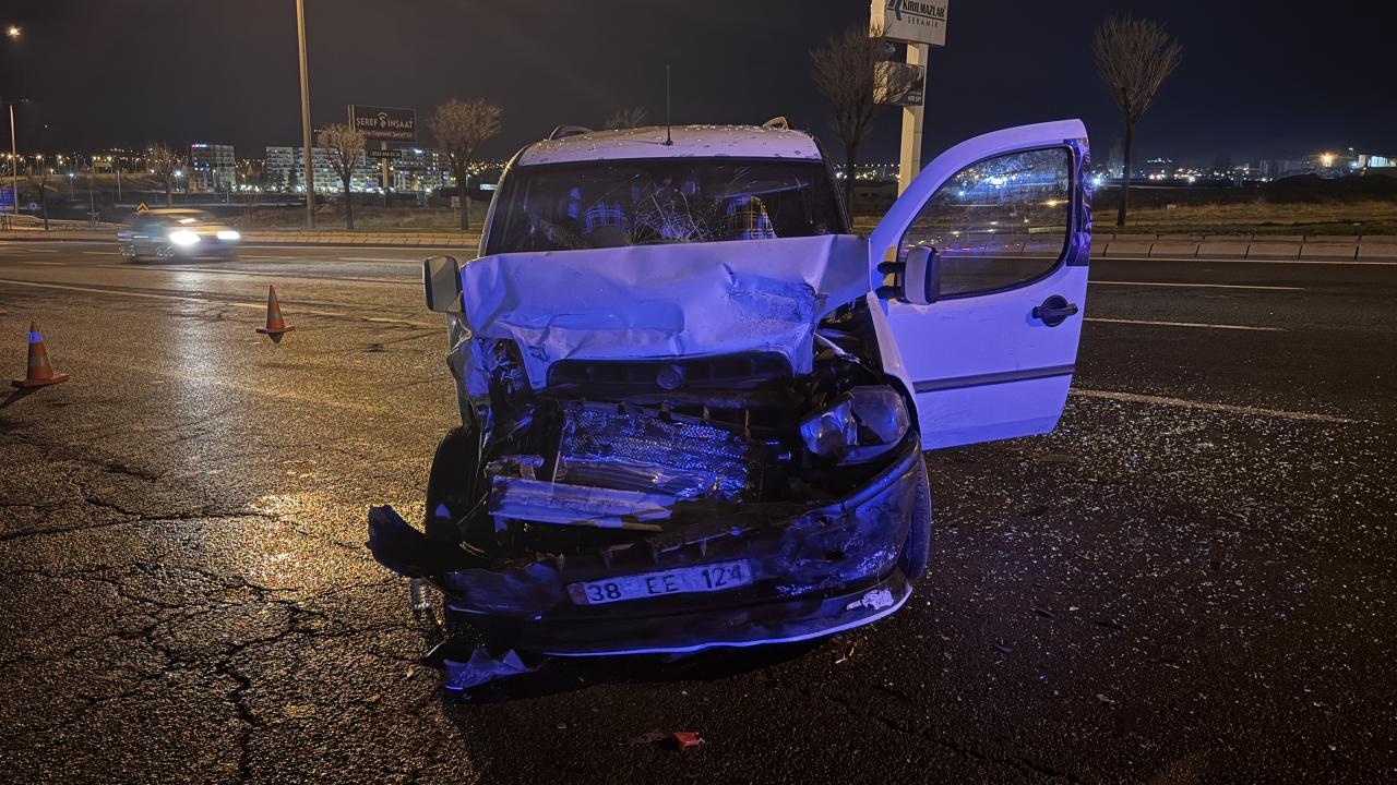 Kayseri'de iki hafif ticari araç çarpıştı: 6 kişi hastaneye kaldırıldı