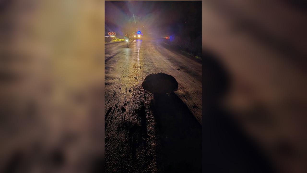 Yamaçtan kopan kayalar Karaburun yolunu kapattı: Ekipler harekete geçti