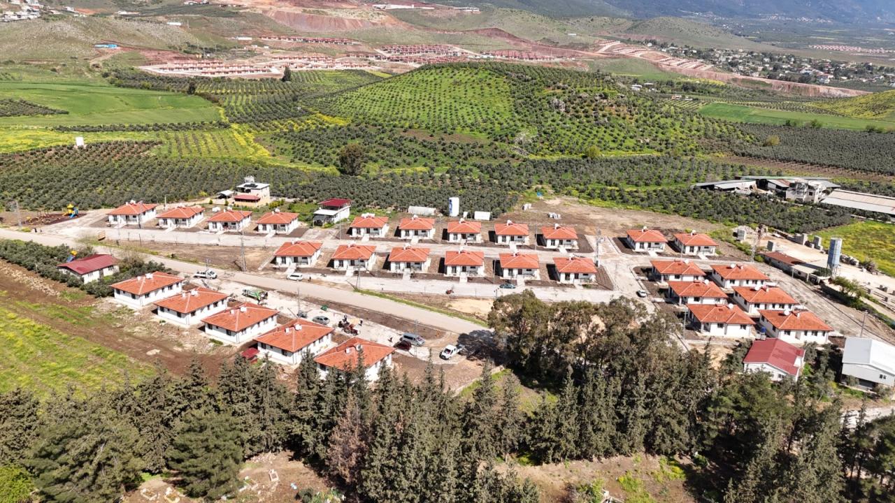 Hatay'daki 28 köy evi depremzedelere sunuldu - 2026