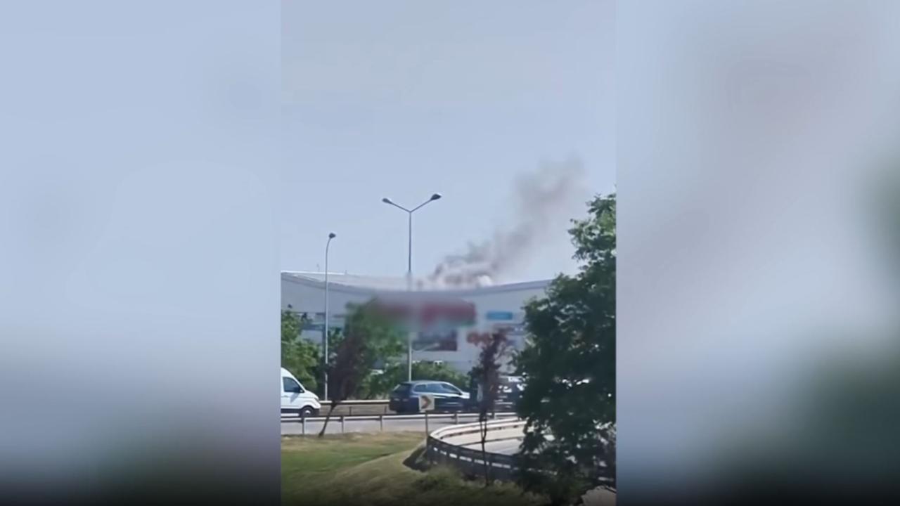 Pendik'te alışveriş merkezinin çatısında yangın çıktı - 2026
