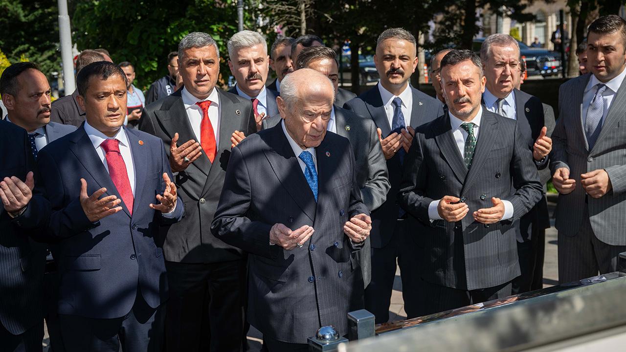Ülkücü Şehitler Anıtı ziyaretinde Bahçeli, 2023 hedeflerini paylaştı - 2026