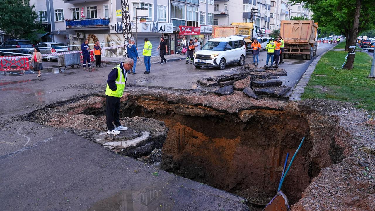 Ankara'da meydana gelen sağanak yağışın ardından yollar kapandı - 2026