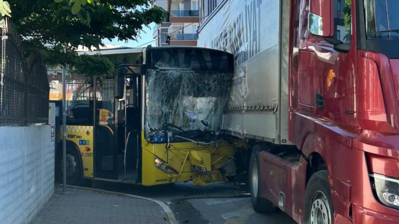 Tırın çarptığı İETT otobüsünde 3 kişi yaralandı - 2026
