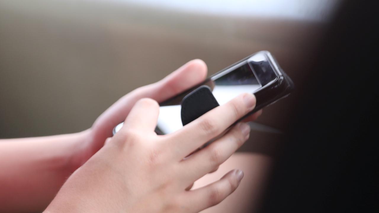Çekya, okullarda cep telefonu kullanımını yasakladı - 2026