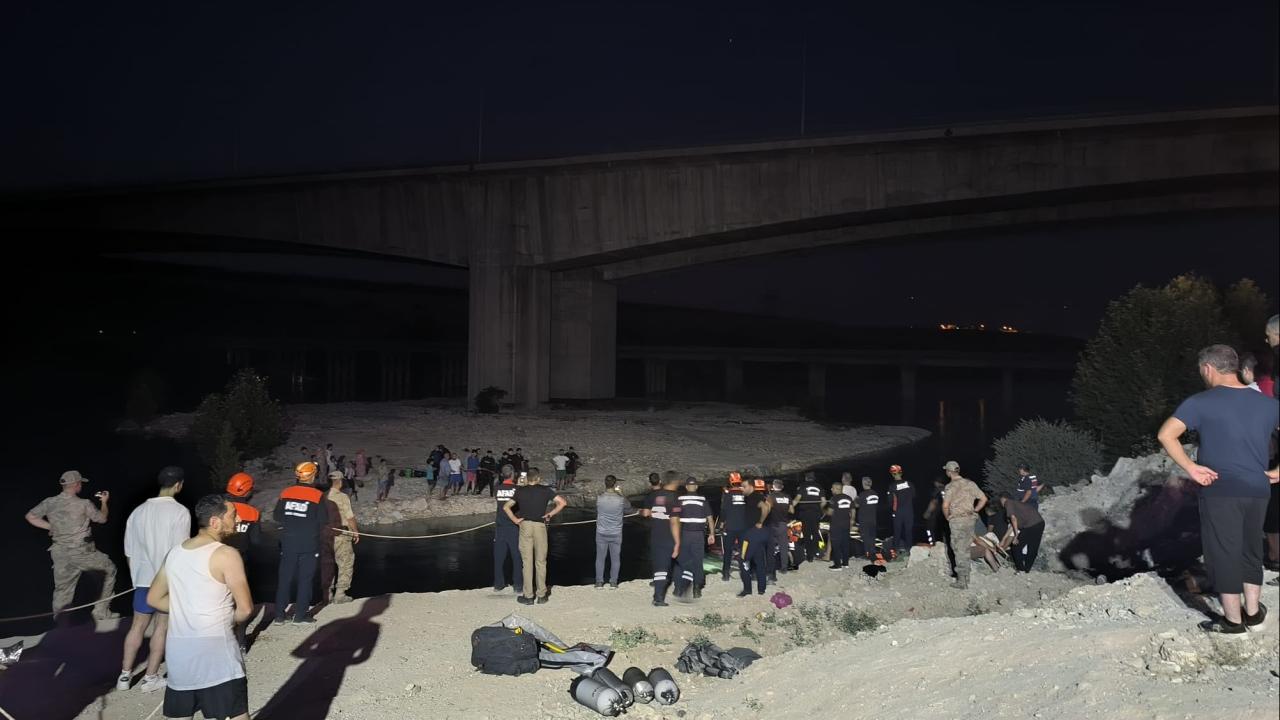 Fırat Nehri'nde mahsur kalan 26 kişiye ulaşan ekipler, operasyonu başarıyla tamamladı - 2026