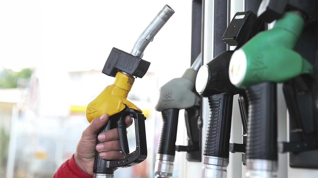 Benzin fiyatları ABD'de 4 dolara çıktı - 2026